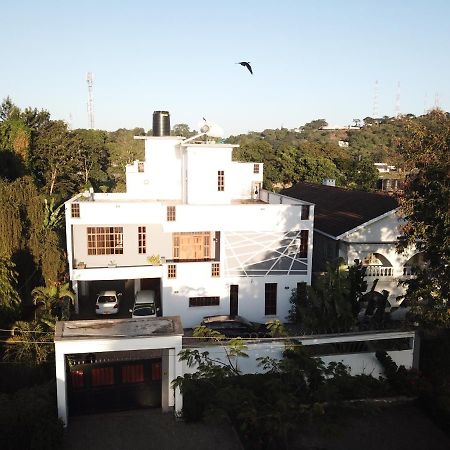 Arusha Royal Acomodação com café da manhã Exterior foto