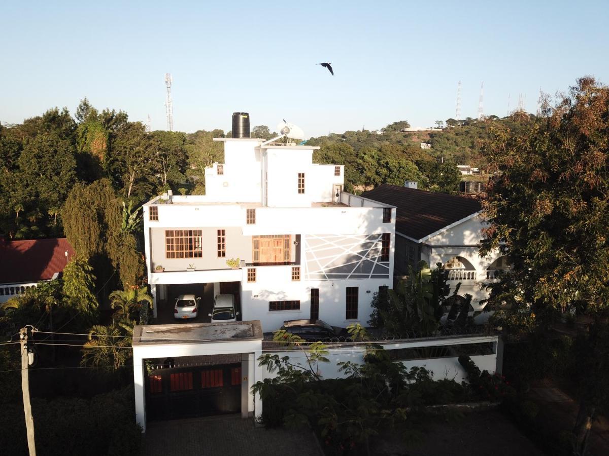 Arusha Royal Acomodação com café da manhã Exterior foto